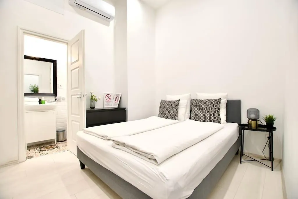 Standard Apartment By Hi5-St. King Mini Studio Budapest Hungary